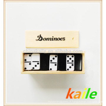 Double 6 domino noir à deux étages dans une boîte en bois